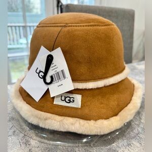 NIB Water Resistant Shearling UGG Bucket Hat